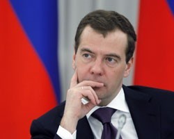 Медведев разрешил работникам ОПК вступать в ЖСК без 5-летнего стажа