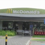 Для Сингапура разработали эксклюзивный зеленый McDonald's с травой на крыше