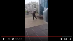 Возле ульяновского ТЦ бездомный устроил танцплощадку (Видео)