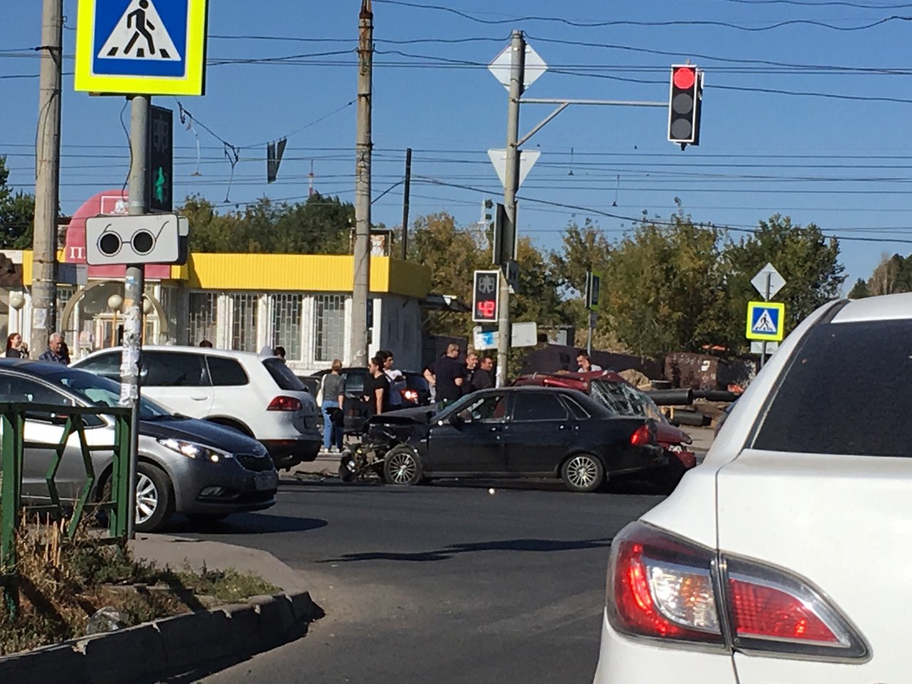 В Самаре на пересечении Антонова-Овсеенко и Карбышева столкнулись три автомобиля
