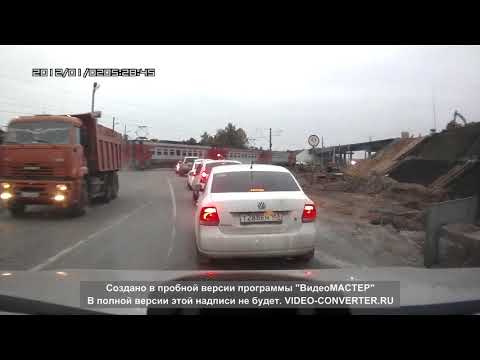 ВИДЕО: В Самаре КамАЗ чудом избежал столкновения с электричкой