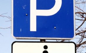 Многодетным могут разрешить парковаться на местах для инвалидов