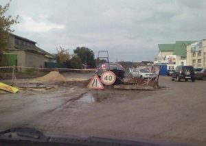 В Сызрани автомобиль провалился в яму с водой