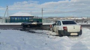 В Кинель-Черкасском районе Самарской области «девяносто девятая» врезалась в «Lada Granta»