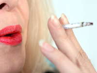 Треть курильщиков меньше дымят из-за подорожания сигарет