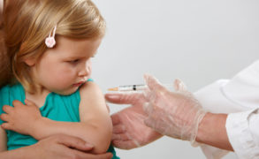 Делать ли ребенку прививку: за и против