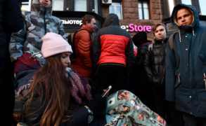 Драка, перекупщики и скорая помощь: как Москва стояла за iPhone X