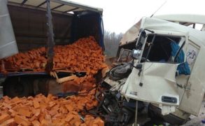 В Татарстане груженая кирпичами фура столкнулась с Mercedes, есть погибшие
