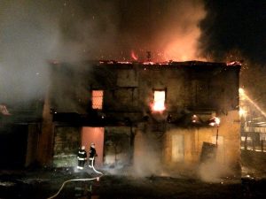 В Самаре полтора часа горели автосервис и двухэтажный жилой дом