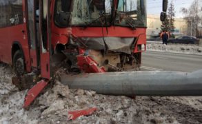Шесть подразделений спасателей и психолог МЧС работают на месте крупной аварии с автобусом в Казани