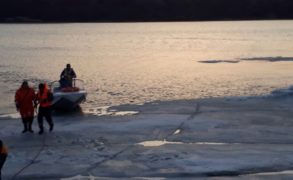 На Каме в Челнах оторвалась льдина с 5 рыбаками, пока спасен лишь один
