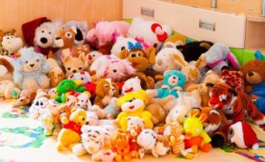 Ученые предупредили об опасности большого количества игрушек для детского мозга