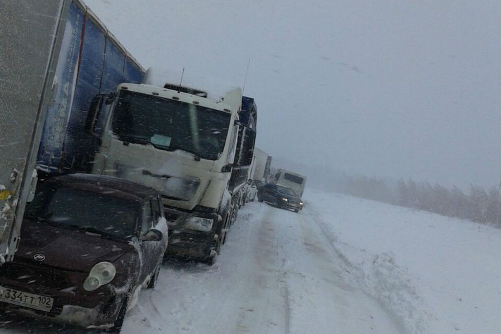 Дороги замело: из-за снегопада на федеральных трассах в Самарской области ограничили движение грузовиков