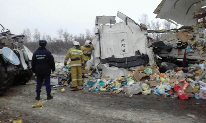 Подробности и фото утренней аварии в Нефтегорском районе: в результате столкновения грузовиков погибли два человека