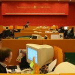 Биржа встречает начало недели разнонаправленным движением индексов