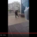 Возле ульяновского ТЦ бездомный устроил танцплощадку (Видео)