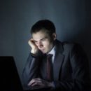 Более 30% россиян постоянно задерживаются на работе